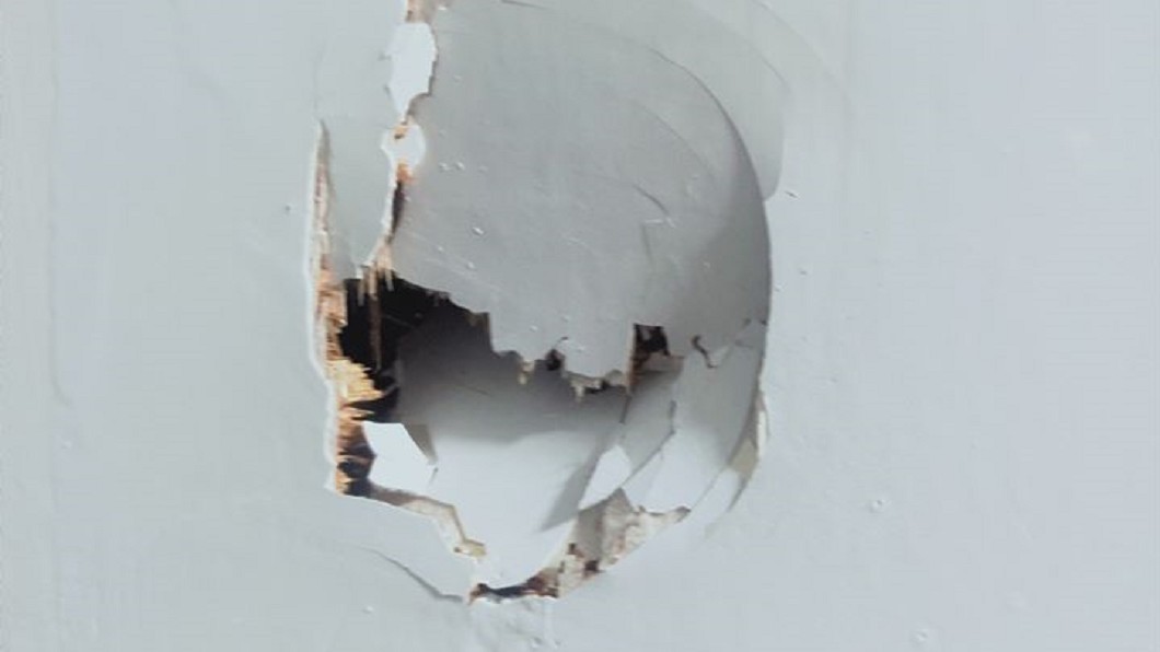 女友吹頭髮竟「爆門」。(圖/翻攝自爆廢公社二館)