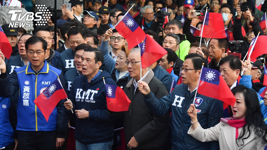 國民黨1日在中央黨部前舉行元旦升旗典禮,國民黨主席吳敦義(前排右3)、前總統馬英九(前排左2)、國民黨副總統候選人張善政(前排右2)出席,舉國旗唱國歌。(圖/中央社)