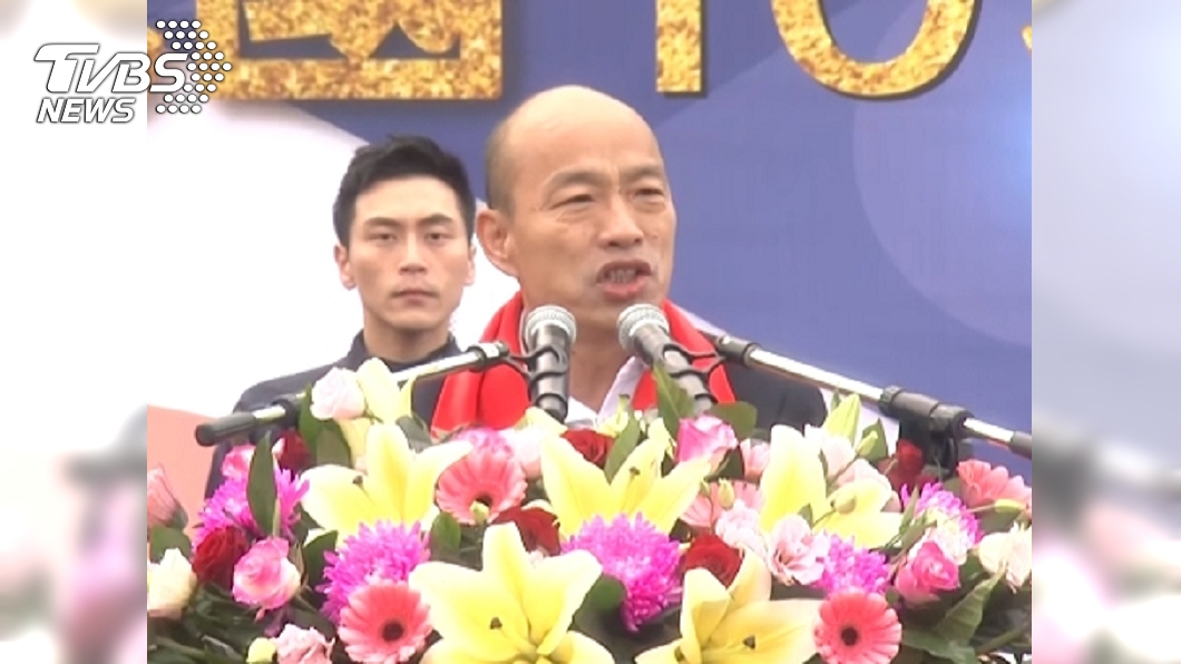 韓國瑜趕攤元旦升旗　喊話用「爽」迎接2020
