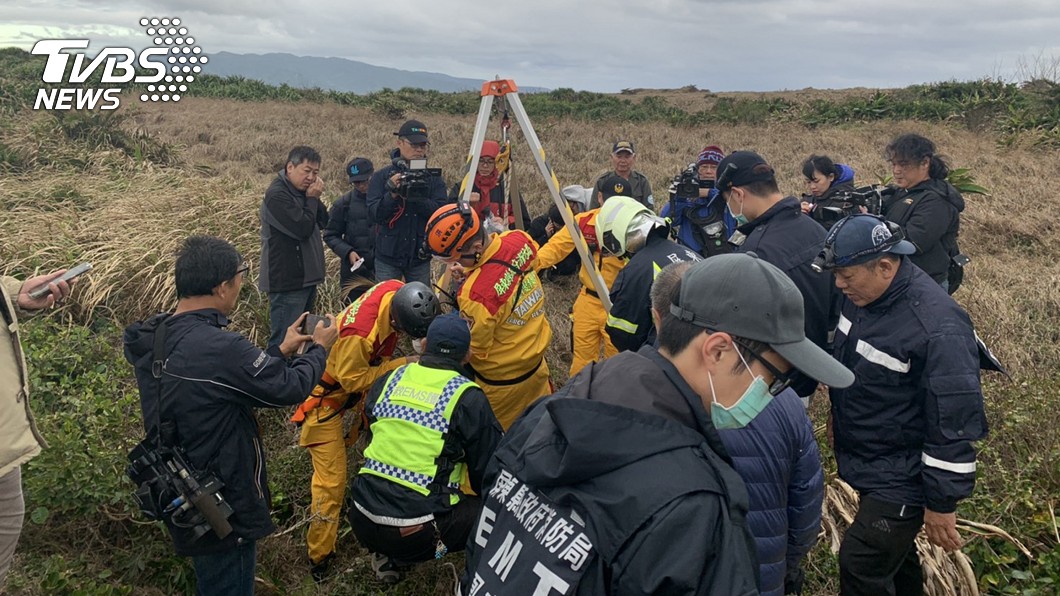 墾丁龍磐瘋迎曙光 一遊客摔落10米深岩洞