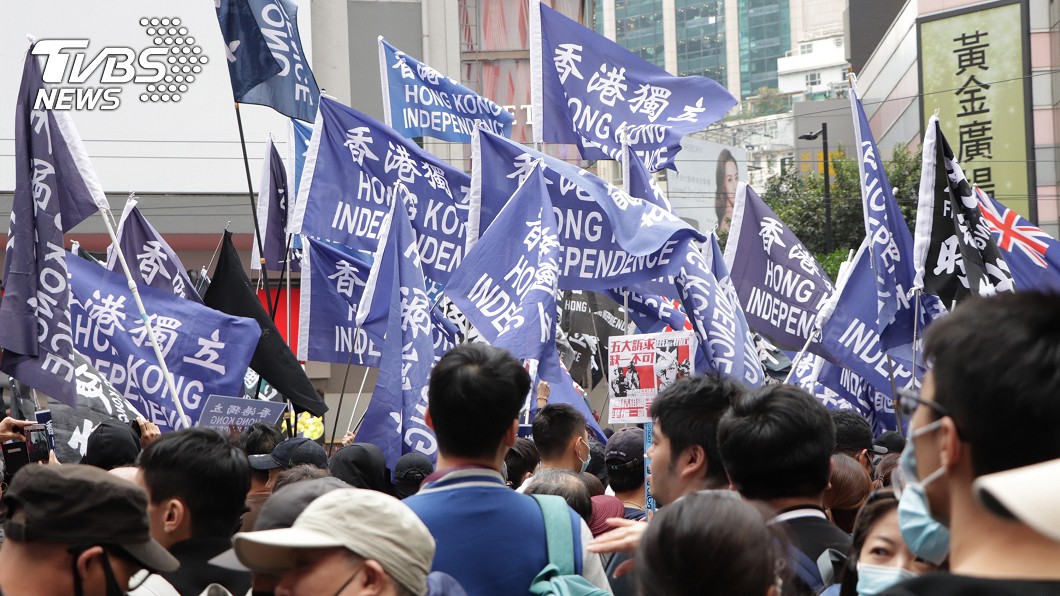 港民陣舉行元旦遊行 有人高舉獨立旗幟