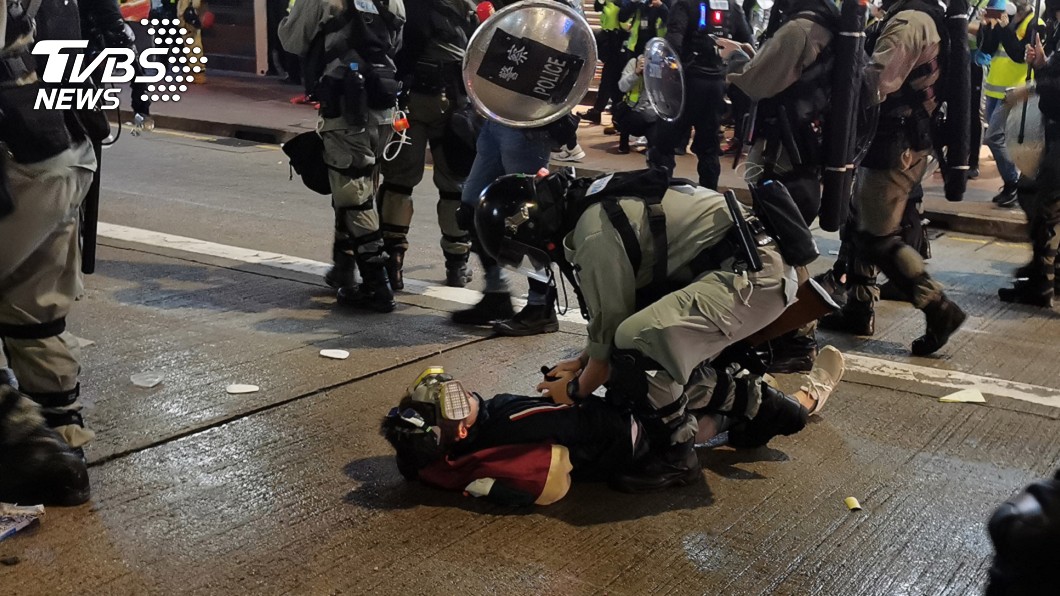 香港元旦遊行再爆衝突 港警丟催淚彈逼解散