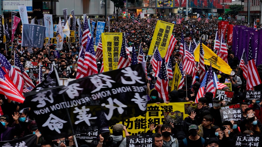 香港元旦百萬人爭民主 警腰斬遊行逮400人