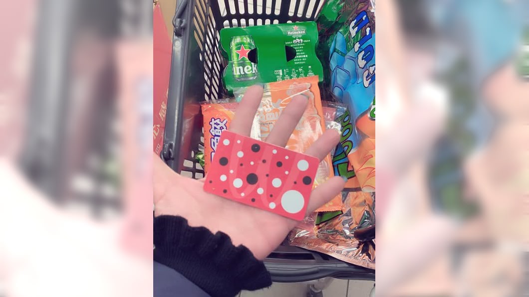 女網友去大賣場拿「點點卡」結帳。(圖/翻攝自爆怨公社)