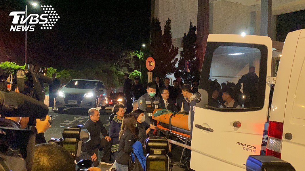 黑鷹罹難者遺體抵三總 沈一鳴妻悲喊:一鳴回來了