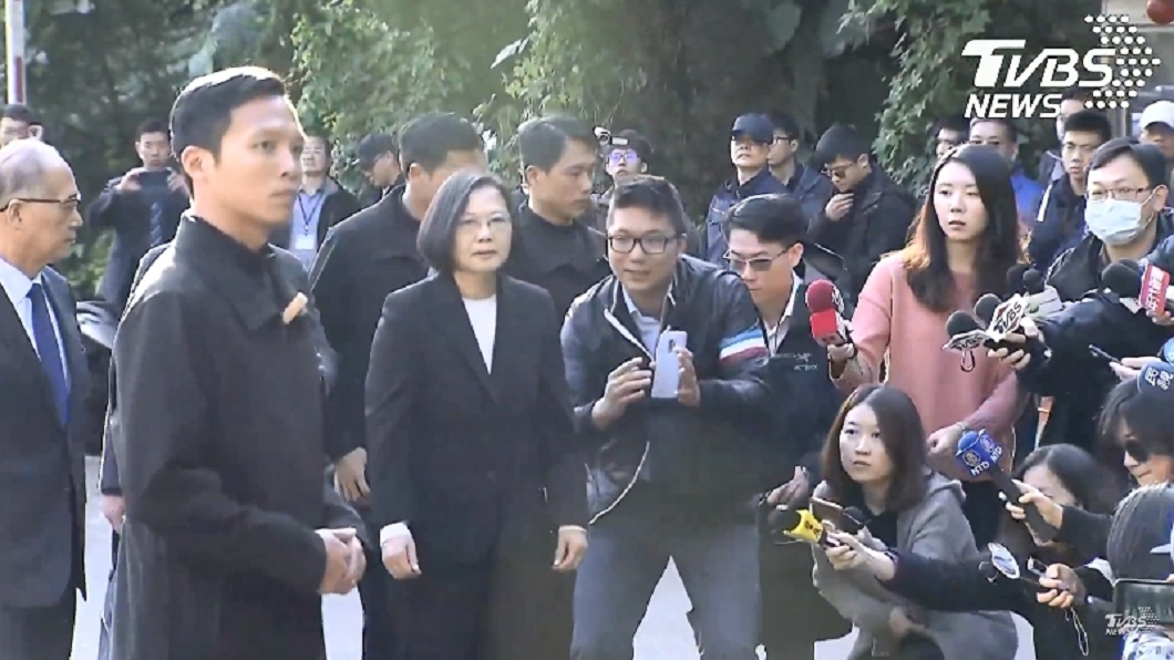 赴三總探視上香 蔡英文:社會應感謝軍人付出