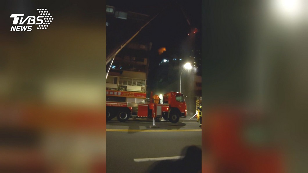 大樓火警!鄰聞燒焦味 開窗見「對面竄火舌」