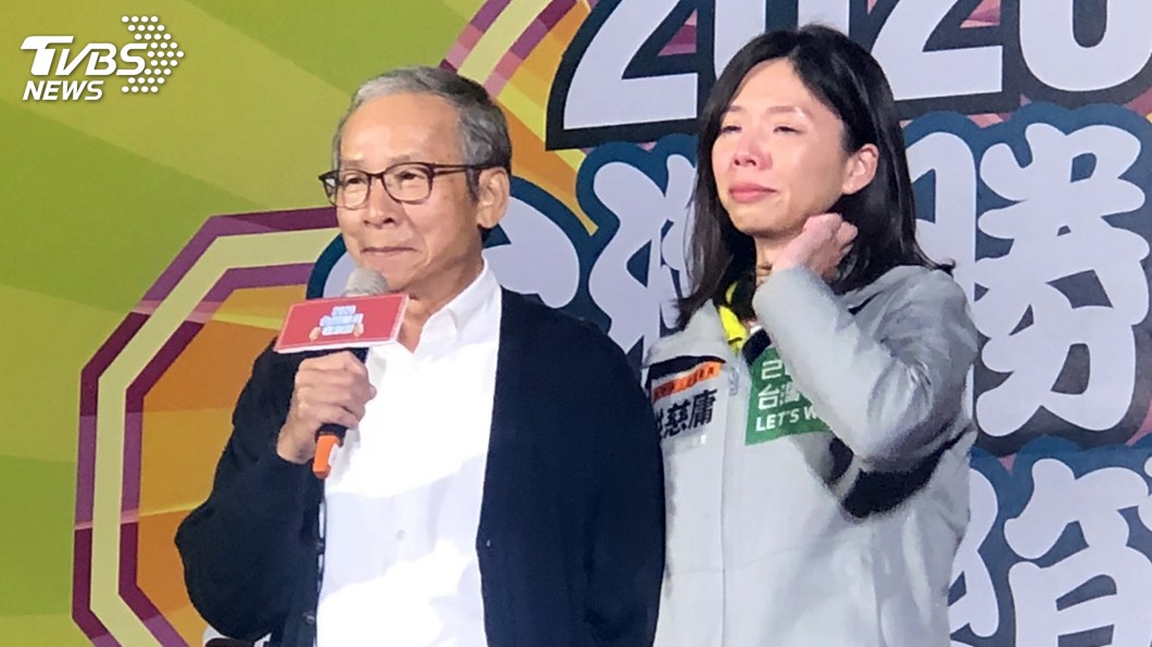 吳念真以乾爹身分推薦 洪慈庸淚灑舞台相擁