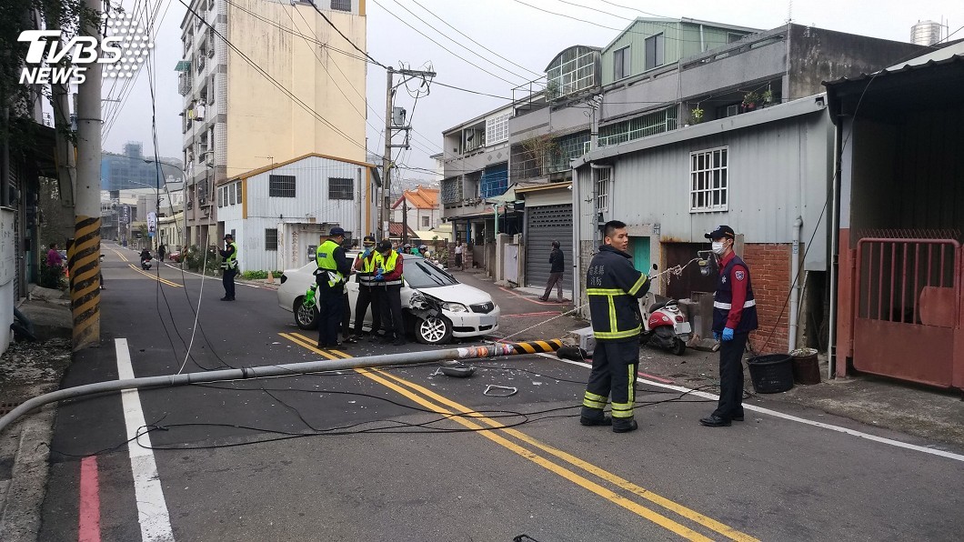孕婦駕車失控撞斷路旁燈桿 引發瓦斯外洩
