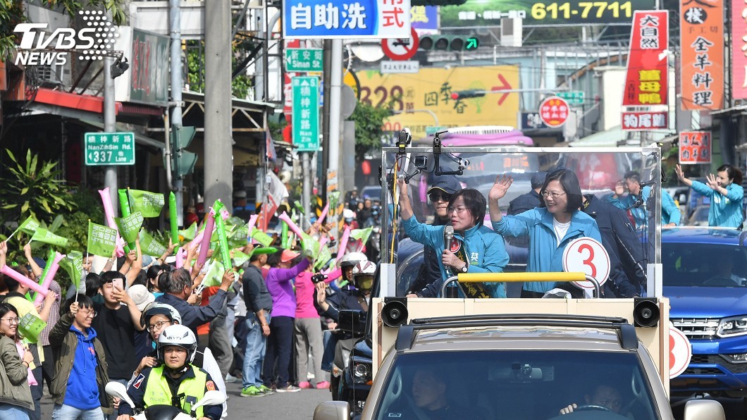 蔡總統全台大掃街 車隊進入高市支持者熱迎