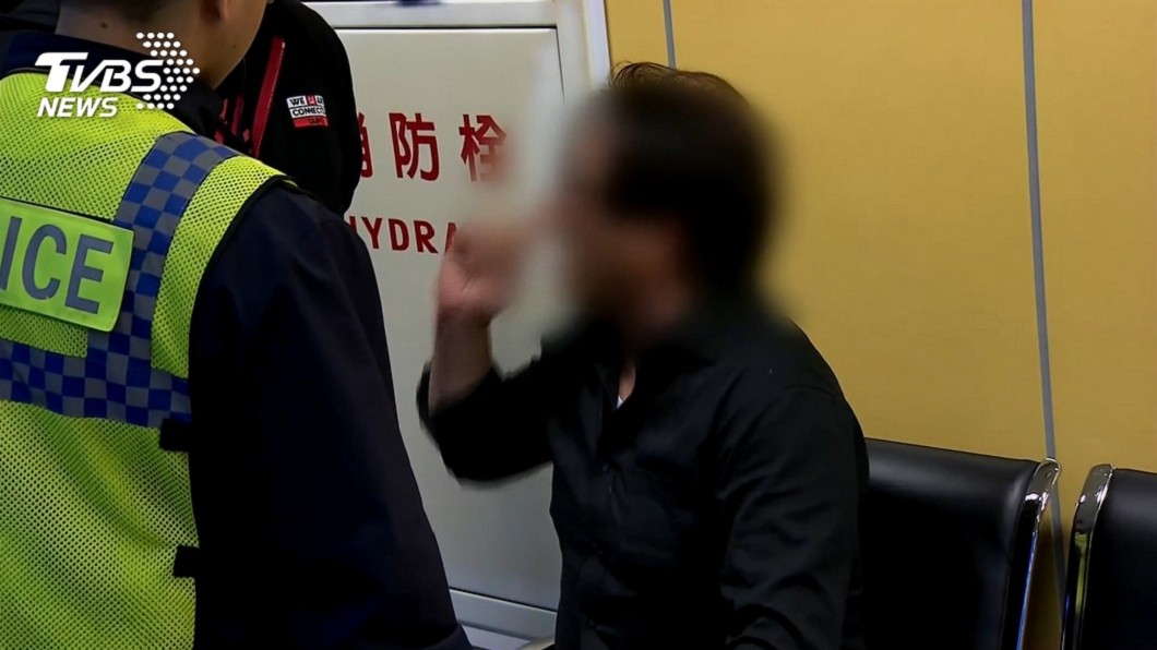 醉漢鬧演唱會,看到警方到場後仍十分激動 (圖/TVBS)