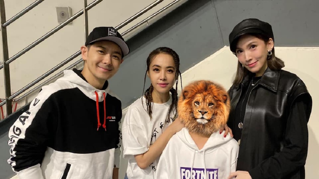 不老男神林志玲帶著一家三口去觀賞蔡依林演唱會，會後在後台合影留念。(圖／翻攝自林志穎臉書)