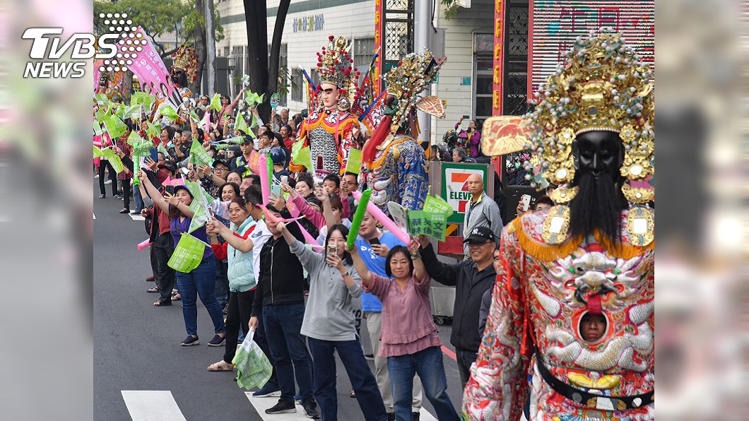 民眾歡喜相迎。(圖／中央社)