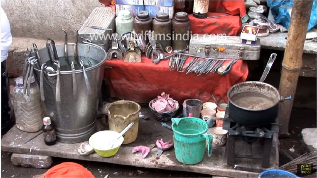 這些街頭牙醫大多是無照營業,使用器材也十分簡陋,環境衛生堪慮。(圖/翻攝自YouTube)