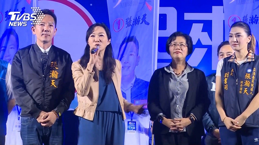 代夫出征彰化造勢 李佳芬自嘲:天下最黑夫妻檔