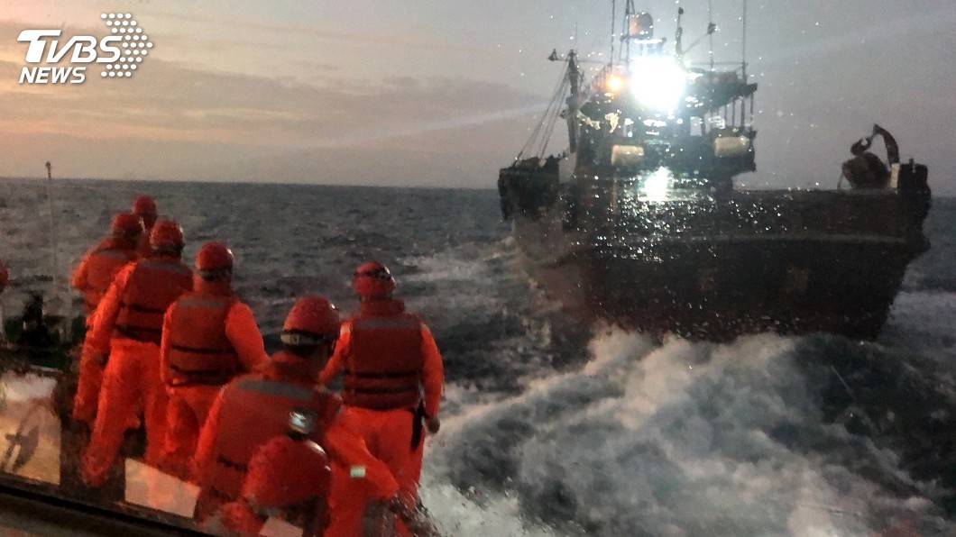 澎湖海域再現越界陸船　船上漁獲近800公斤