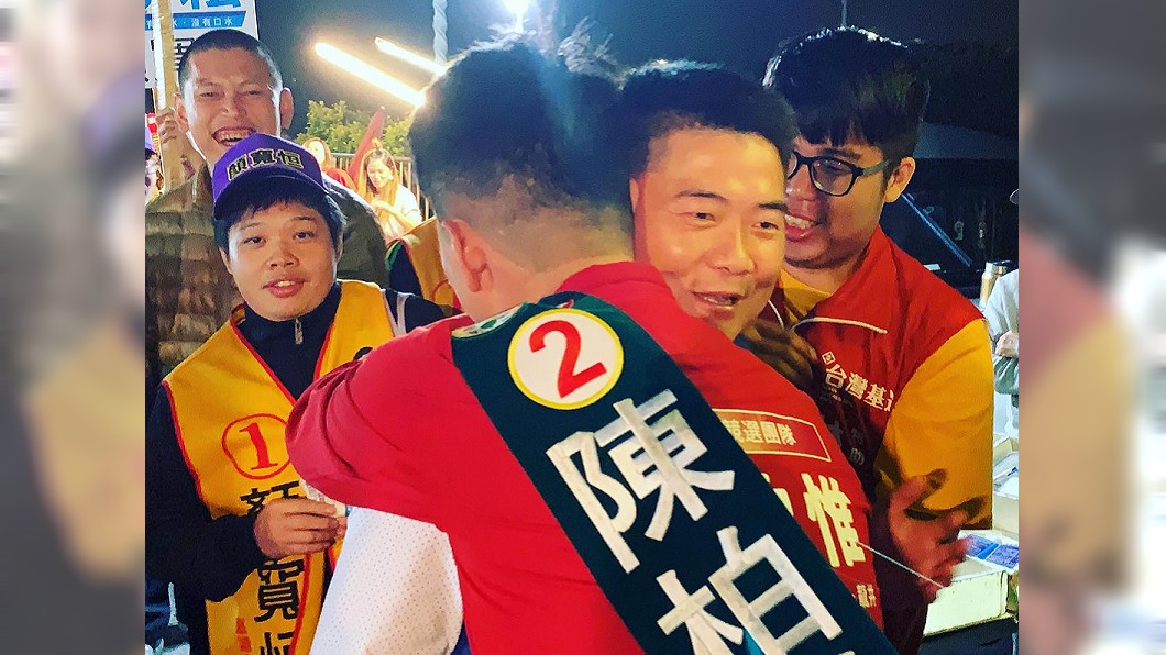 顏寬恒拜票與陳柏惟相遇 2人握手擁抱展風度