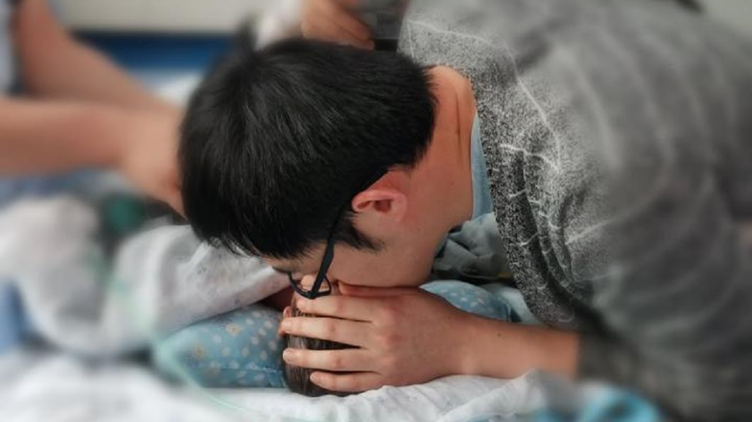 男子發揮大愛幫女兒進行器官捐贈救人，手術前他最後額頭一吻，畫面令人動容。(圖／翻攝自浙江新聞)