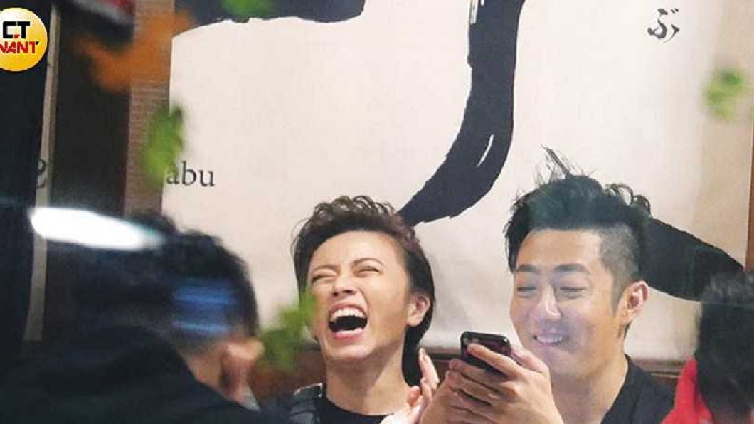 王瞳與艾成並肩而坐,多次被男方逗得哈哈大笑,心情非常好。(圖/CTWNAT授權提供)