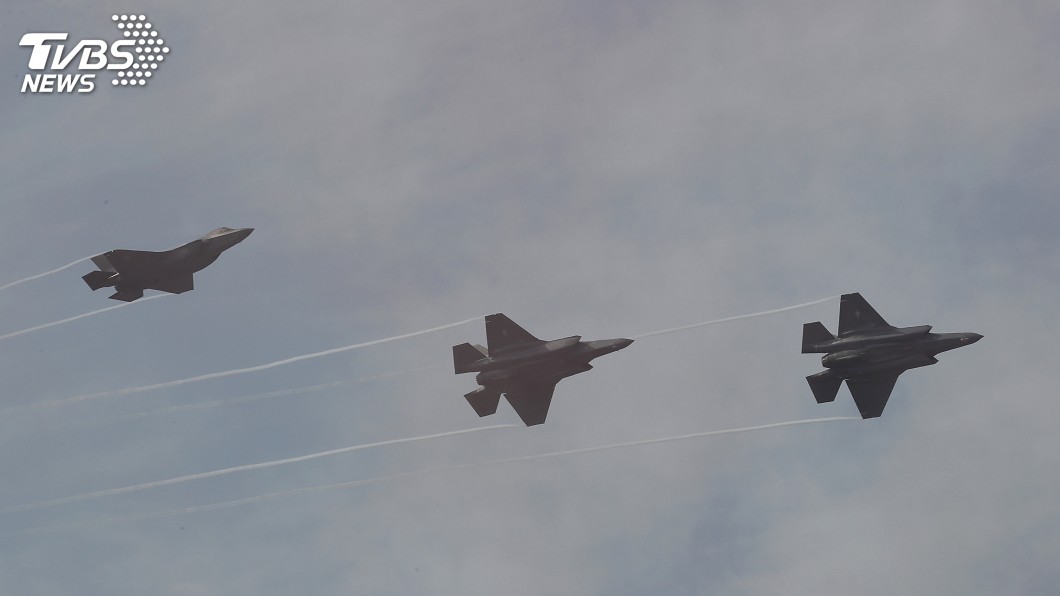 川普警告伊朗後 美展示52架F-35戰機壯觀軍演