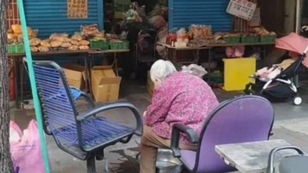 老伴肺炎!駝背嬤賣餅乾籌醫藥費 熱心女號召「下架」