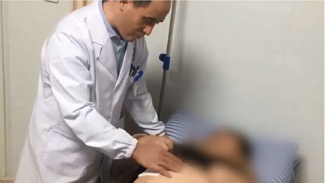 女子就醫檢查,發現竟然是1根長約3公分的魚刺作怪。(圖/翻攝自YouTube)