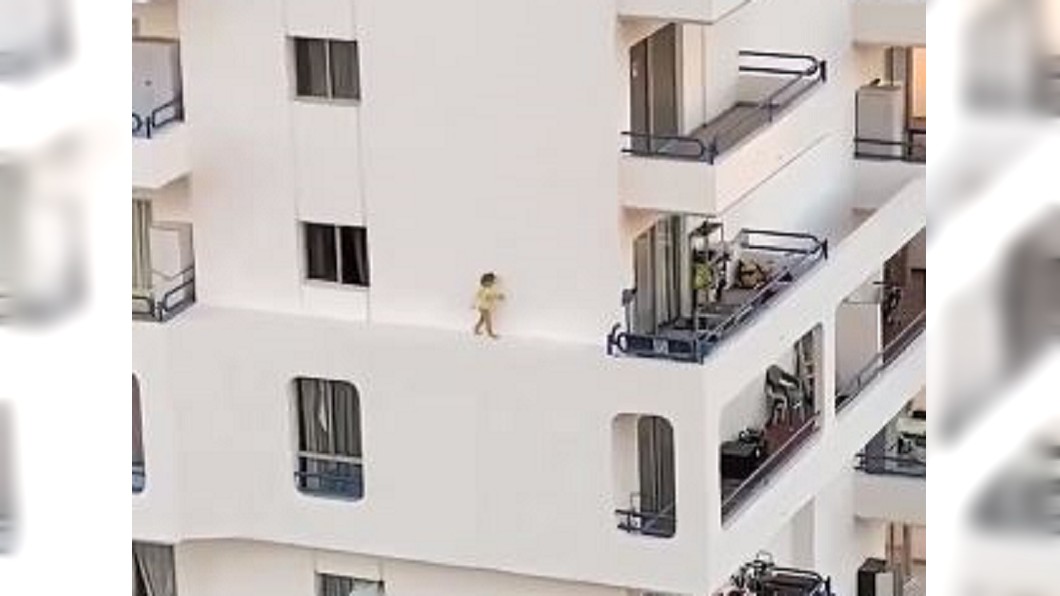 驚險!女童高樓外牆跑跳險墜樓 影曝光惹眾怒