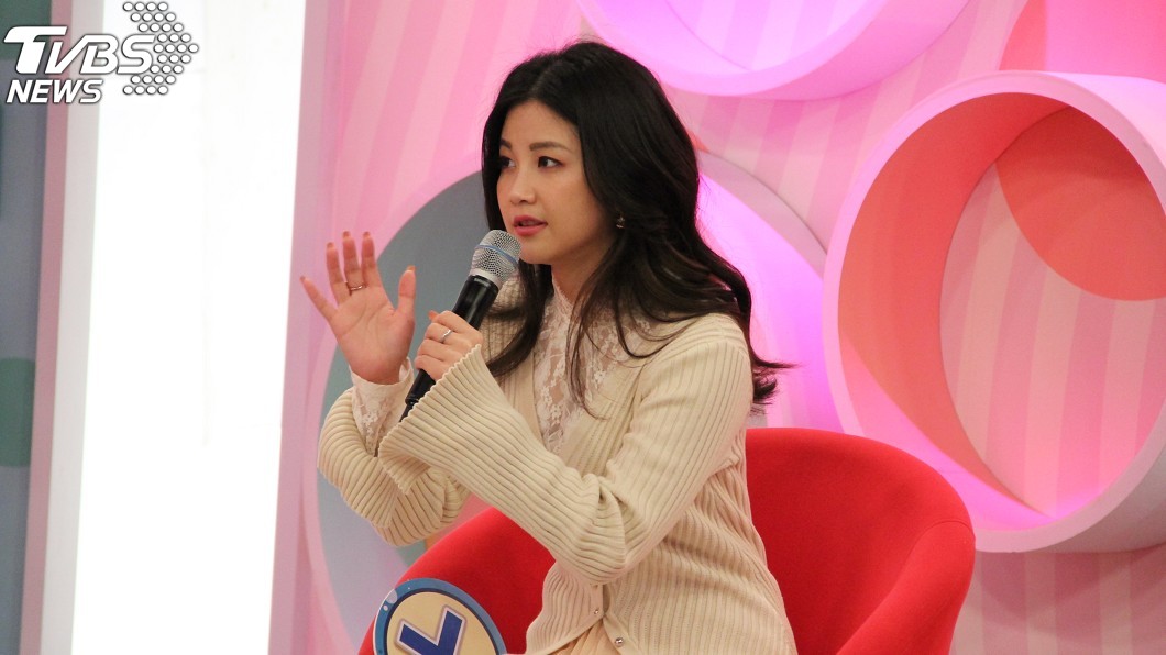 小Call上節目談婆媳相處方式。(圖/年代MUCH提供)