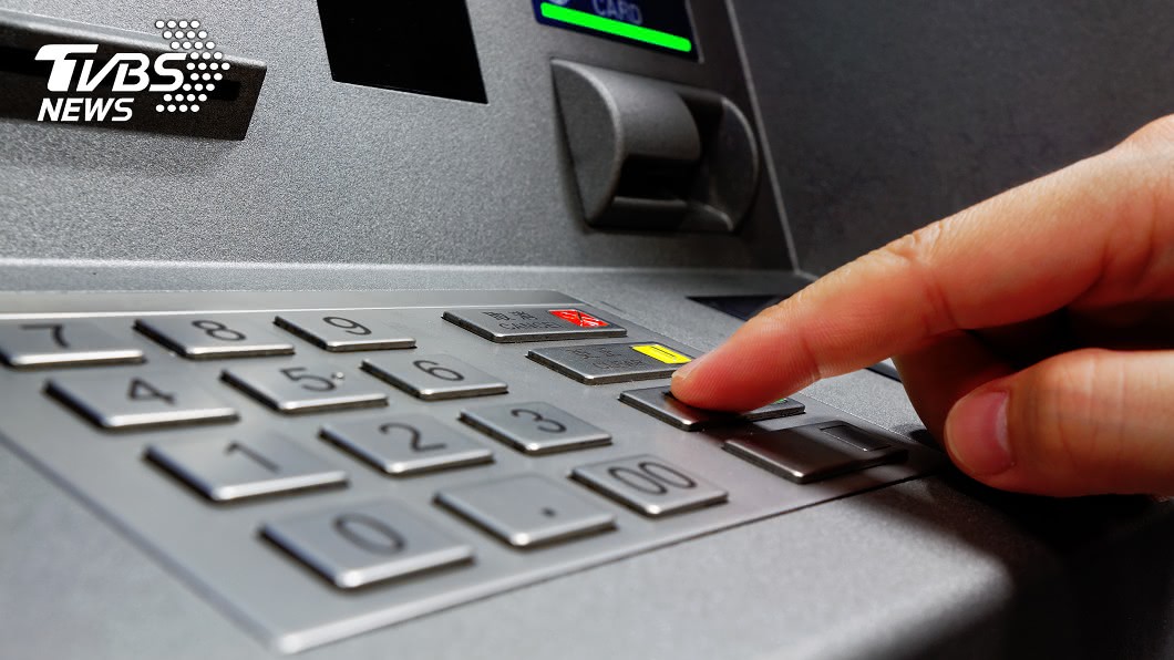 手滑按錯金額!ATM「倒數完回收鈔票」…結局超悲劇