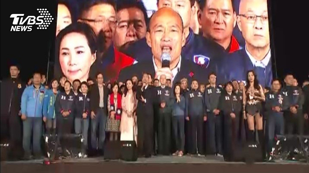 韓國瑜和李佳芬一起現身造勢場合，現場氣氛嗨到最高點。(圖／TVBS)