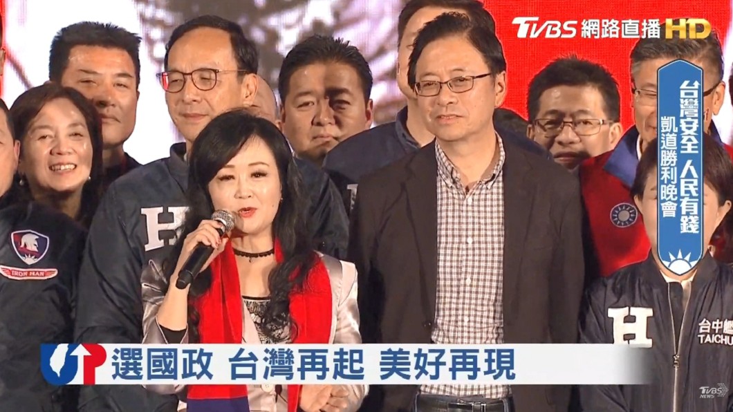 張善政妻驚喜登台!夫妻攜手喊:把英文翻轉成「國瑜」!