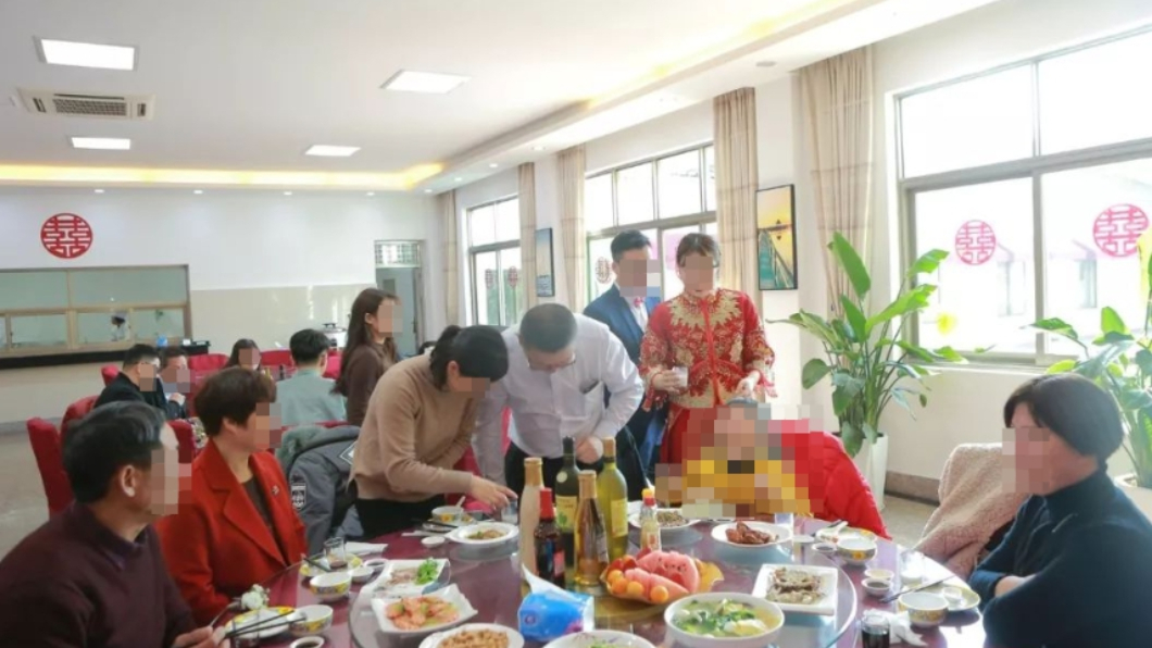 家境富裕的富二代，婚禮卻低調從簡。(翻攝／寧波晚報微博)