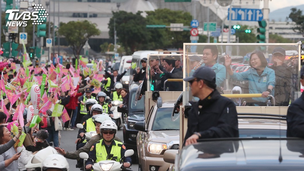 掃街搶攻三重票倉 蔡總統比大愛心感謝民眾力挺