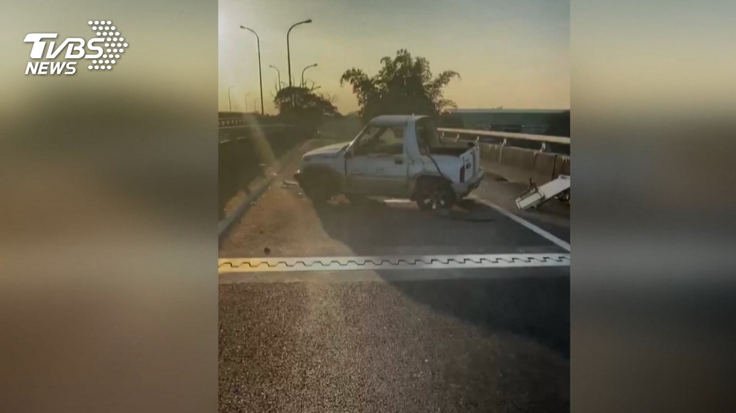 擋匝道口!轎車逆光自撞護欄 民眾誤認肇逃