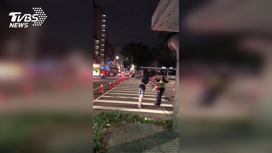 藝人趙駿亞怒推警察,涉妨害公務5萬元交保。(圖/TVBS)