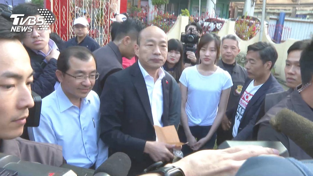 早起投票！　韓國瑜偕韓冰現身林園引騷動