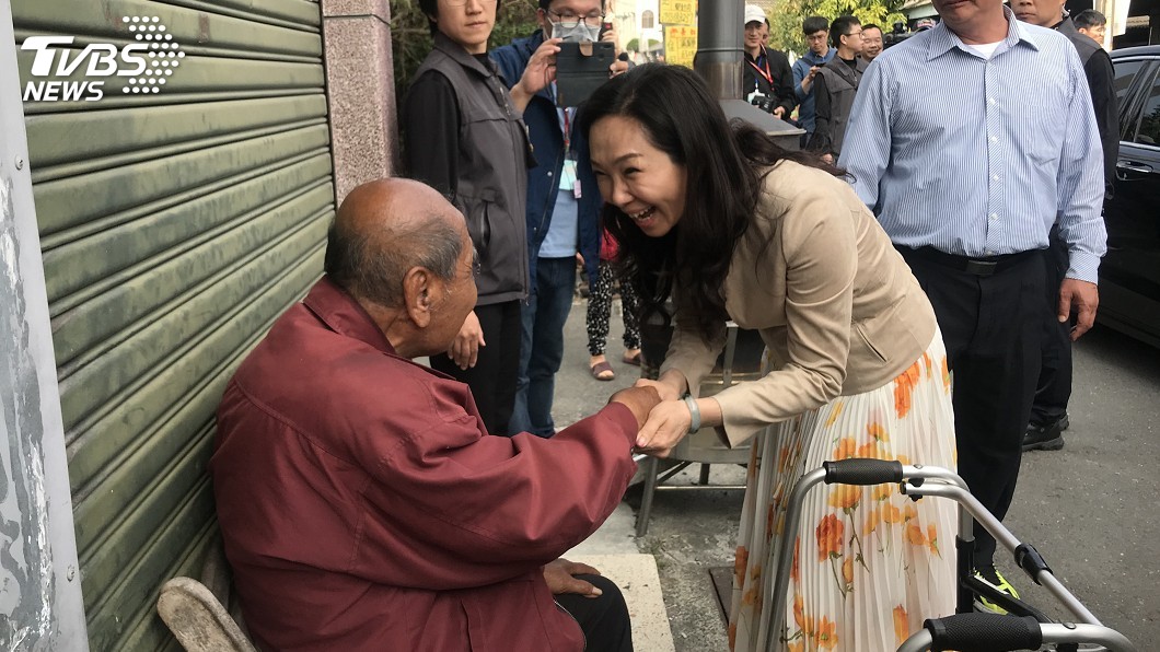 李佳芬回雲林投票 沿路與鄉親打招呼