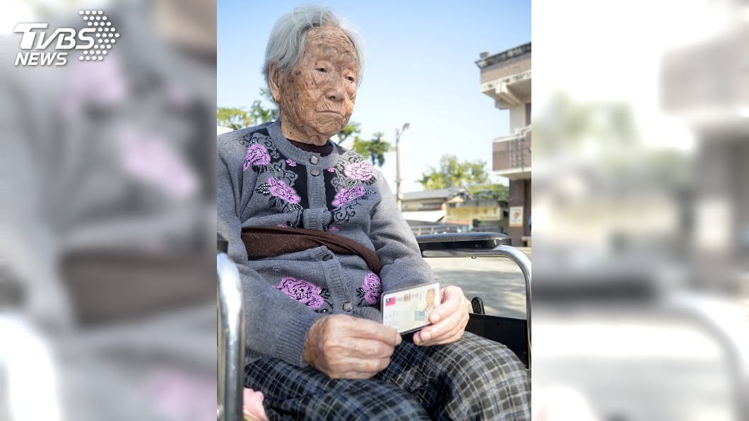 民國1年出生!嘉縣108歲人瑞投票 秀身分證拍照