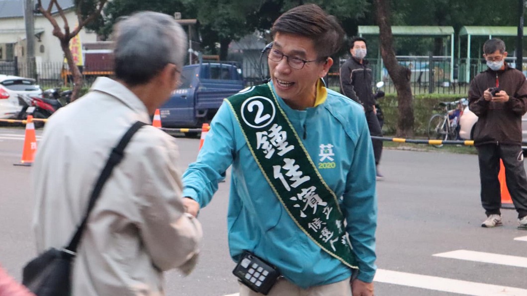 立委戰報／順利連任！屏東鍾佳濱自行宣布當選