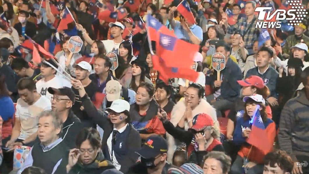 韓國瑜競總現場不少支持者情緒激動，當場崩潰落淚。(圖／TVBS)