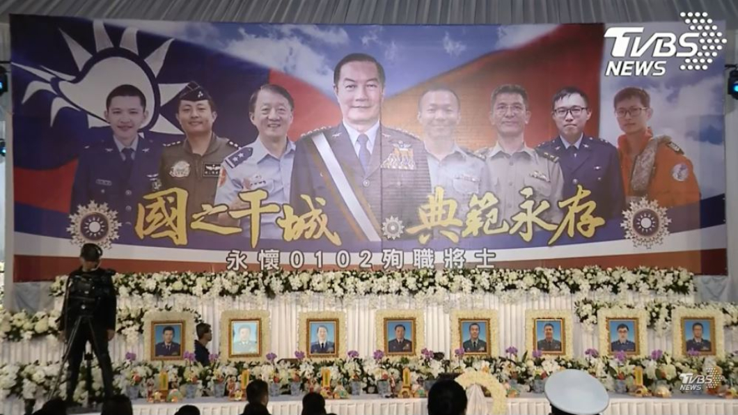 親悼黑鷹殉職8將士 蔡總統宣布3項國軍加給