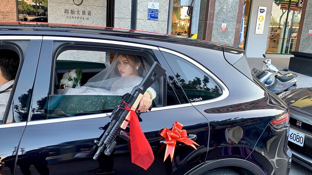 禮車上的新娘眼神和氣勢超殺。(圖/網友提供)