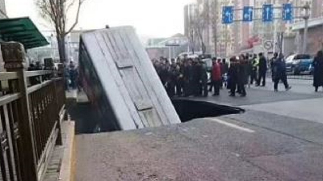 路面塌！公車突下墜　6死10失聯16受傷