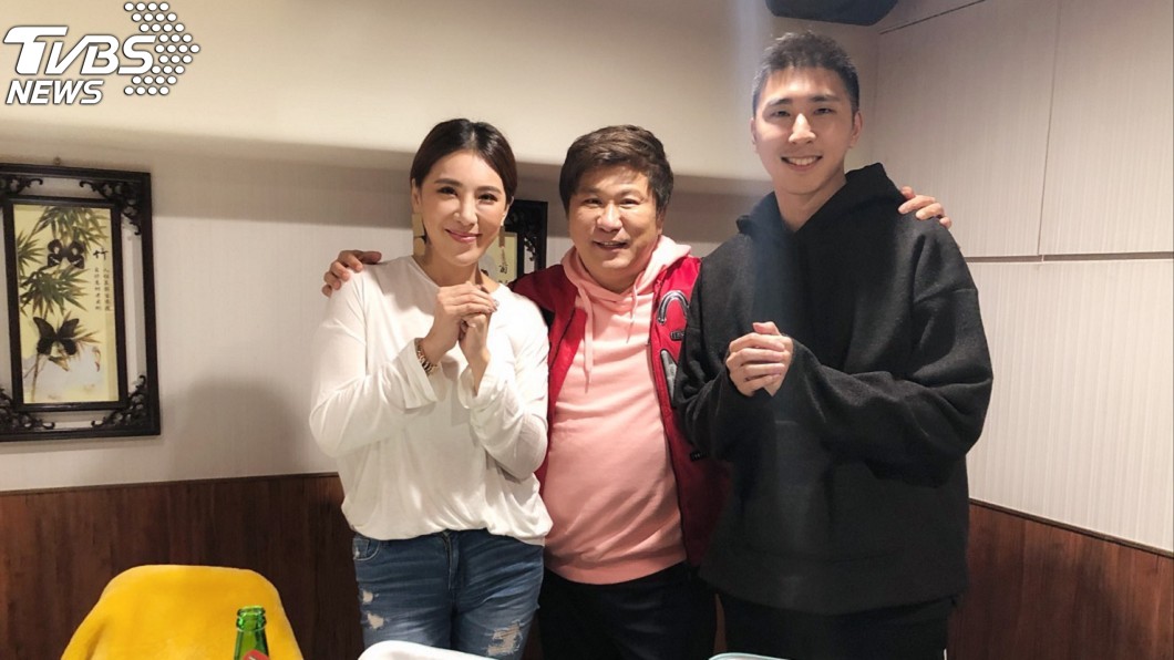 胡瓜(圖中)帶著女兒小禎(圖左)及兒子胡釋安出席媒體餐敘。(圖/民視提供)