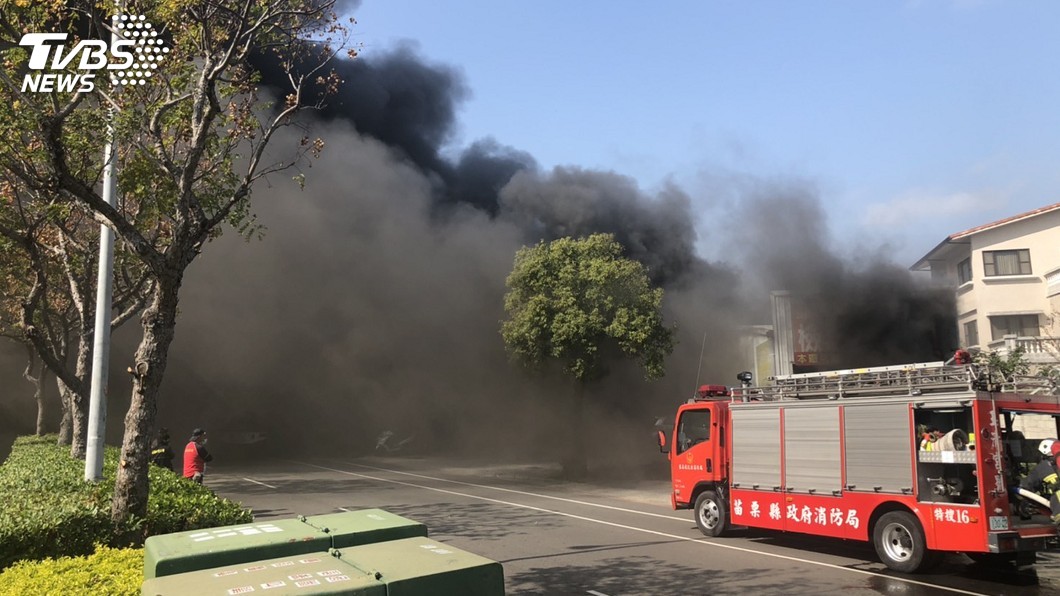 苗栗汽車鈑金廠火警傳爆炸聲響 大量惡臭黑煙竄出