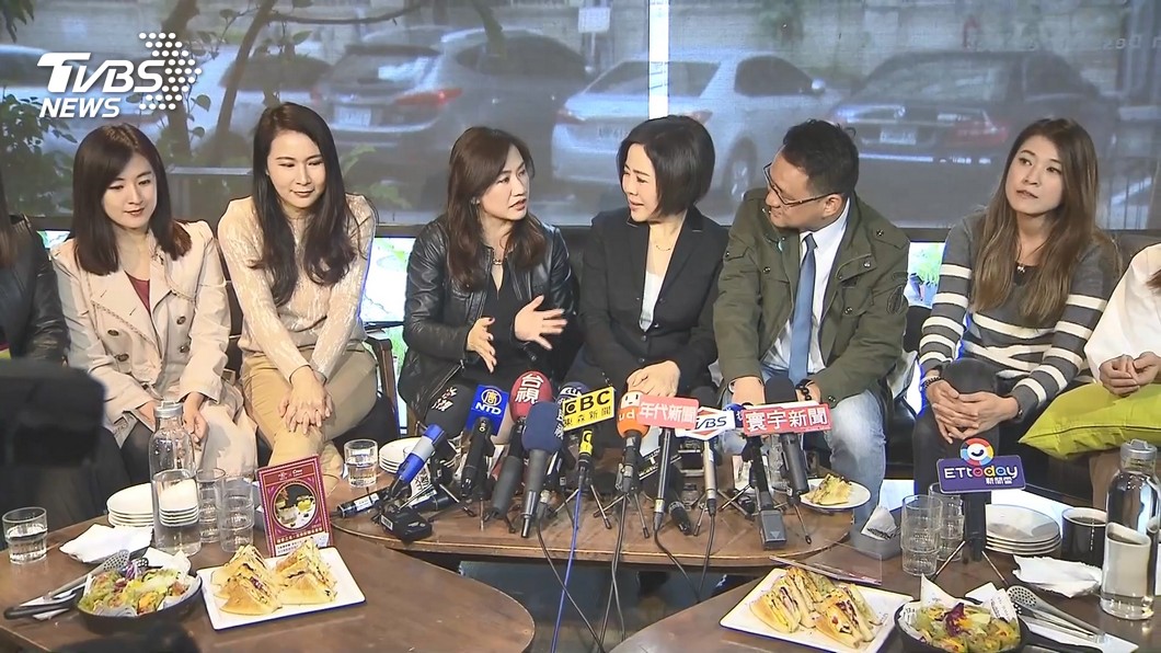 于美人(中)邀王淺秋(左三)等各陣營發言人齊聚喝和解咖啡。(圖/TVBS資料照)