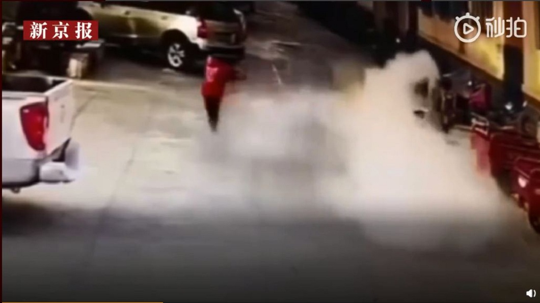 此舉引燃沼氣，當場氣爆噴發，人孔蓋被炸飛，男童也被炸傷。(圖／翻攝自微博)