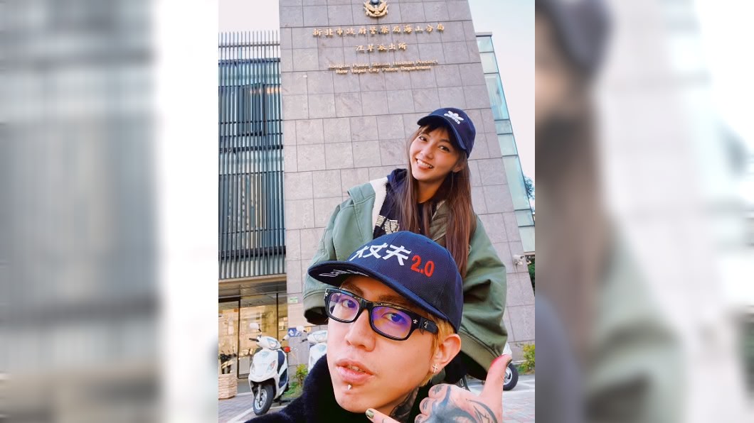 謝和弦在個人YouTube頻道上曬出和莉婭在派出所前的合照。(圖/翻攝自YouTube謝和弦頻道)