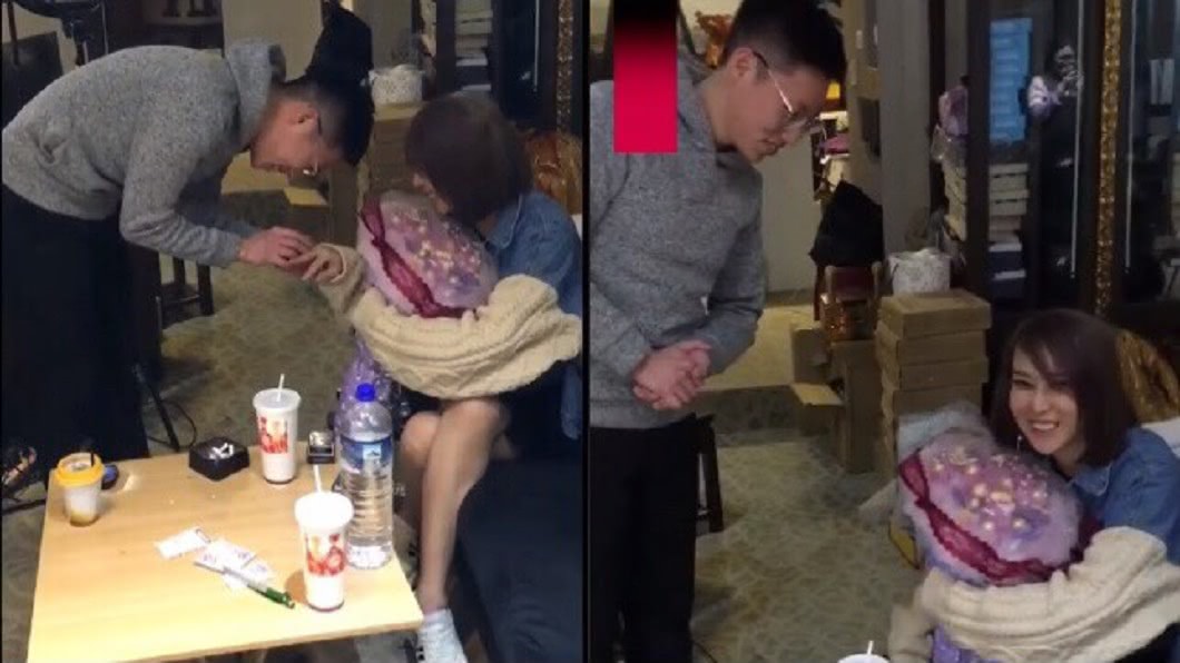 邱子玹在粉絲團上曬出被小鮮肉求婚的影片。(圖/翻攝自子玹精品臉書粉絲團)