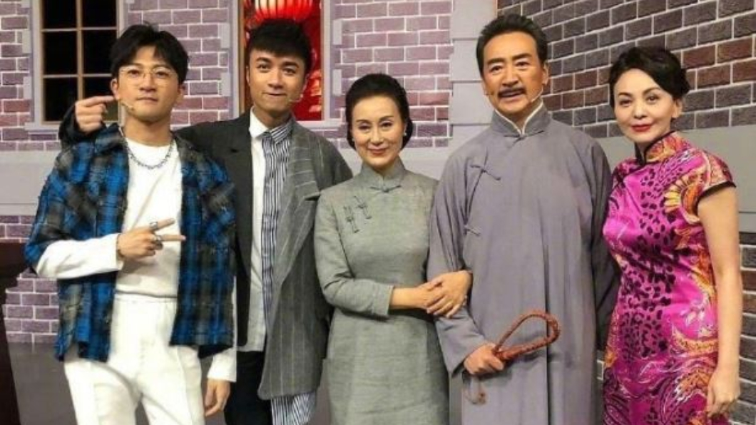 劇中飾演趙薇父母的演員寇振海、徐幸以及「雪姨」王琳也一同合照。(圖/翻攝自古巨基微博)